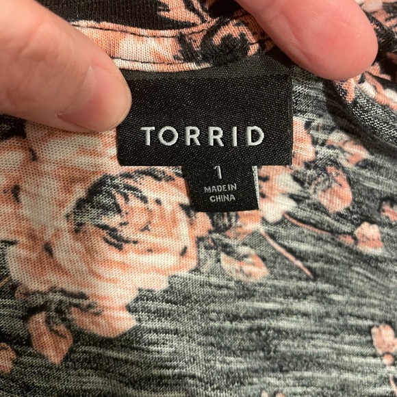 Torrid Brand Women's size 1 Black & Pink Floral V Neck Tee Front Pocket - Picture 6 of 6